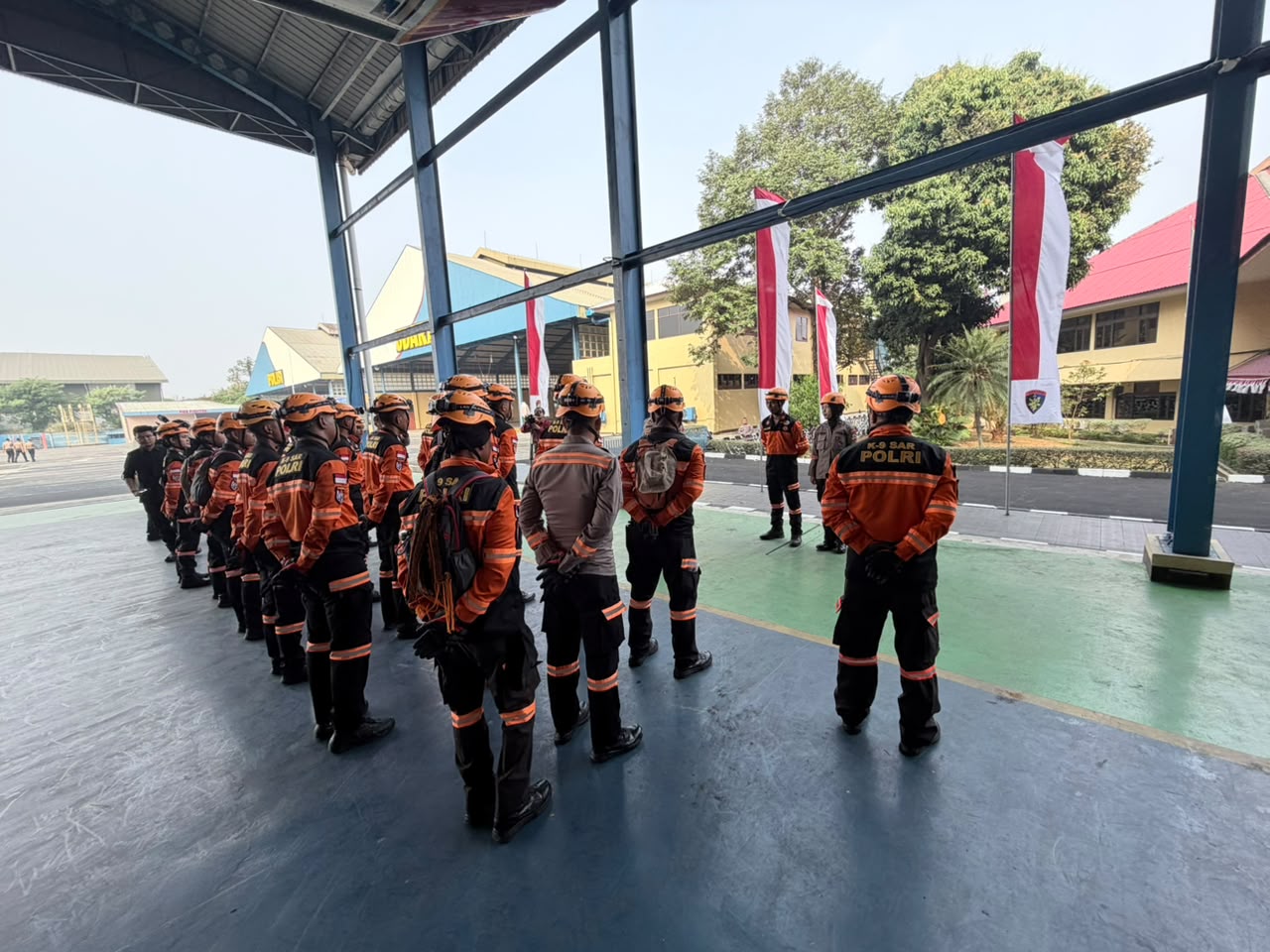 Terbang dengan Pesawat Khusus, Polri Kerahkan 10 K9 SAR Berpengalaman ke Flores, Misi Pencarian Korban*