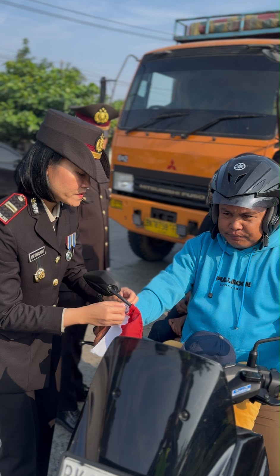 Semarak HUT RI ke-81, Polres Batu Bara Bagikan Bendera Merah Putih Kepada Masyarakat dan Pelajar