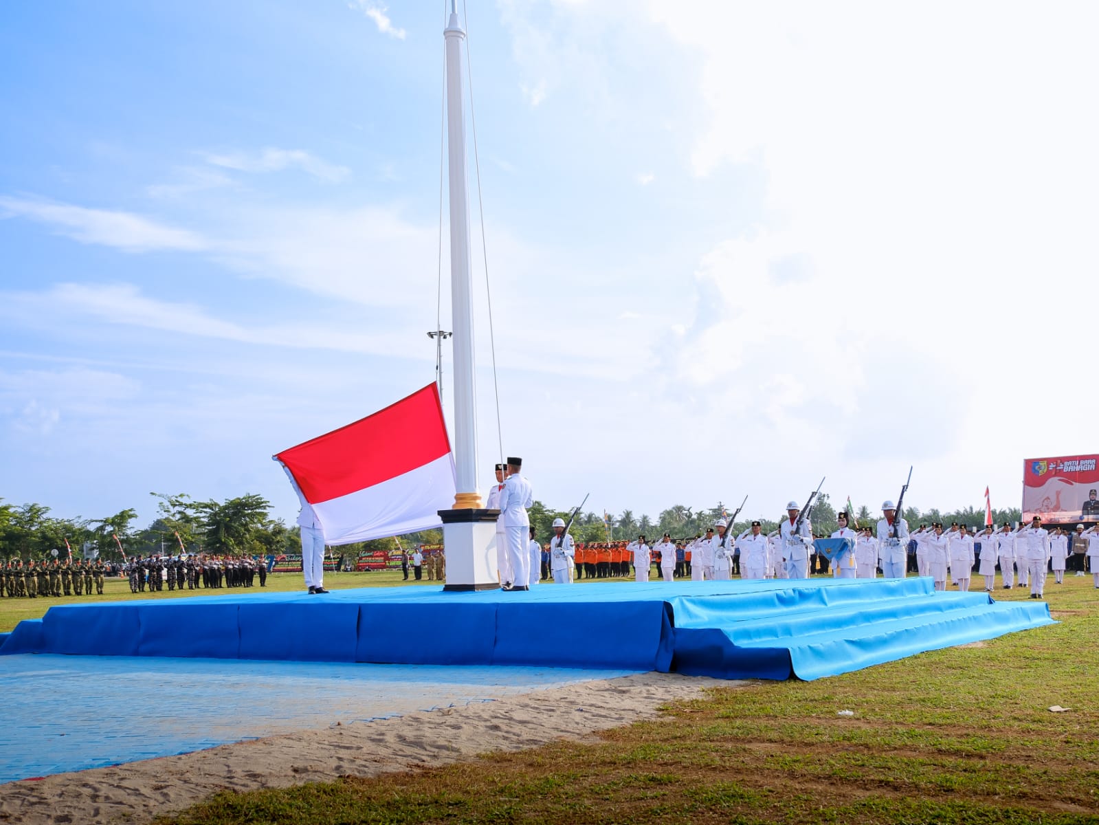 Wabup Syafrizal Pimpin Upacara Penurunan Bendera HUT ke-81 Kemerdekaan RI di Batu Bara*