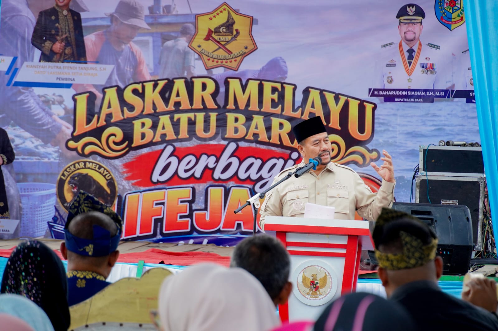 Bupati Batu Bara Serahkan 100 Life Jacket kepada Nelayan, Tekankan Pentingnya Keselamatan di Laut*