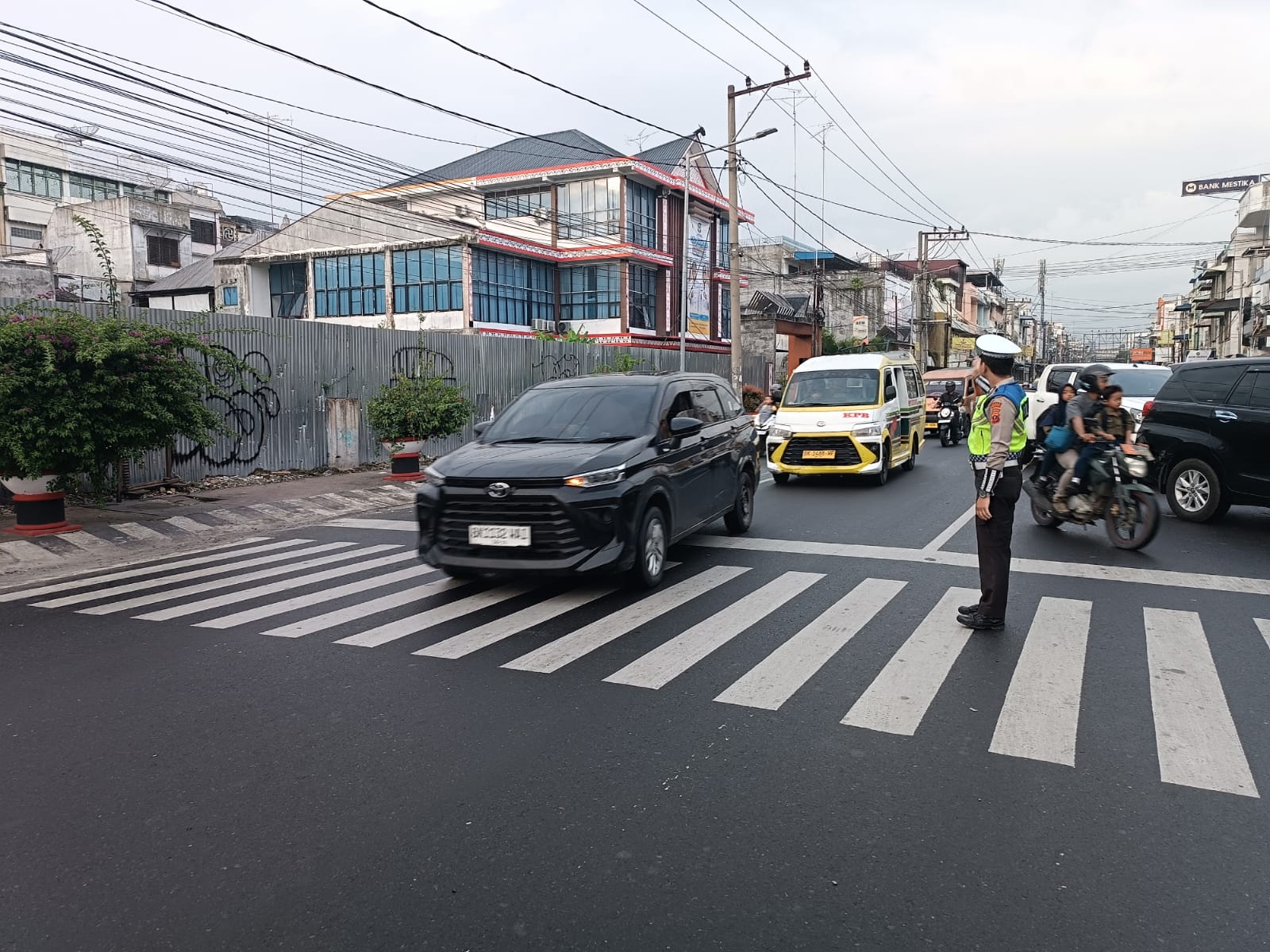 Sat Lantas Polres Pematangsiantar Jaga Kelancaran Arus Pagi di Jl. Merdeka–Cokro