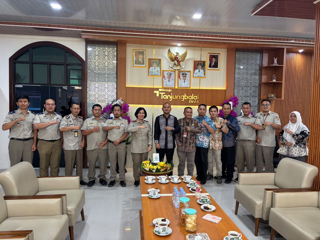 Wali Kota Mahyaruddin Salim Terima 31 Sertifikat Aset Tanah Milik Pemko Tanjungbalai dari BPN