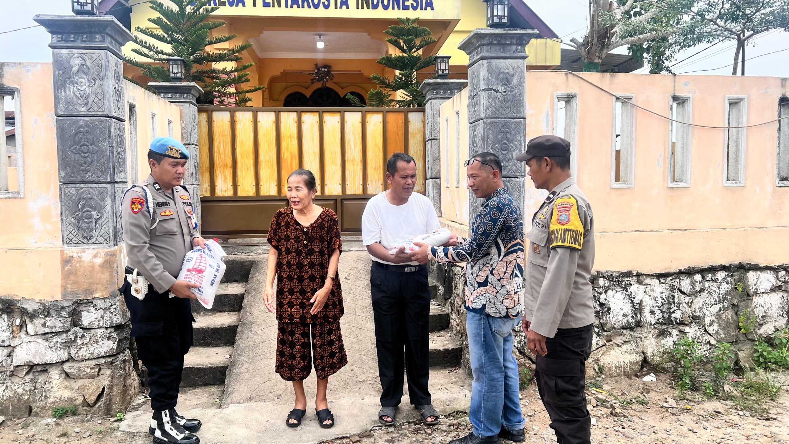 Polsek Lima Puluh Gelar Minggu Kasih: Salurkan Bantuan Sembako bagi Warga yang Membutuhkan