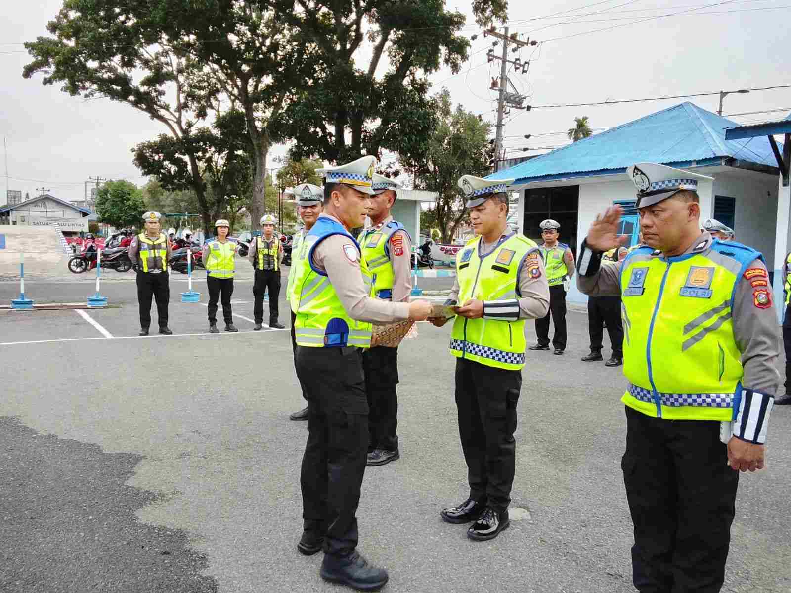Pos Padat Pagi di Simpang Merdeka–Surabaya, Aiptu Beni M Pakpahan Jaga Kelancaran Lalu Lintas Pematangsiantar